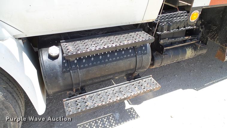 image for item DA6787 2004 International DuraStar 4400 winch truck