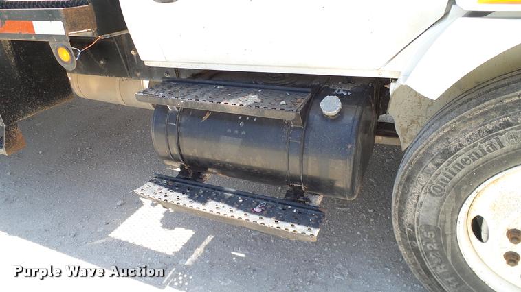 image for item DA6787 2004 International DuraStar 4400 winch truck