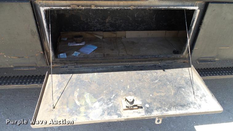 image for item DA6787 2004 International DuraStar 4400 winch truck