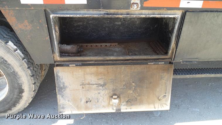 image for item DA6787 2004 International DuraStar 4400 winch truck