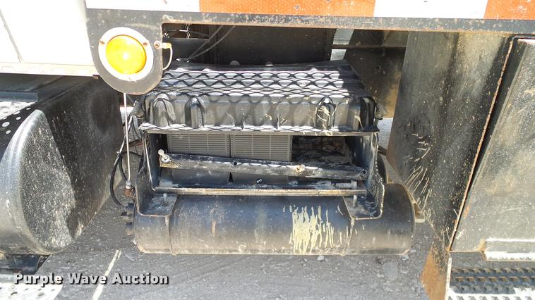 image for item DA6787 2004 International DuraStar 4400 winch truck