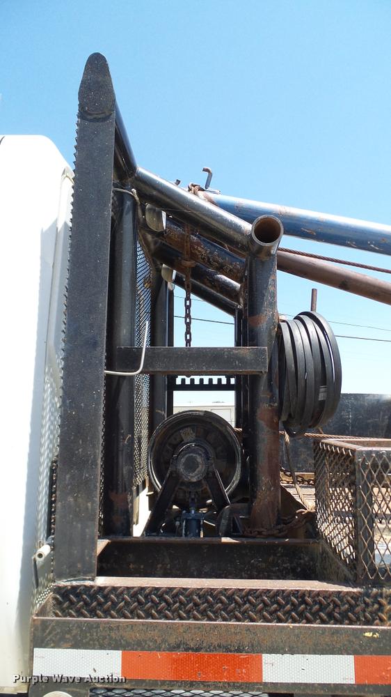 image for item DA6787 2004 International DuraStar 4400 winch truck