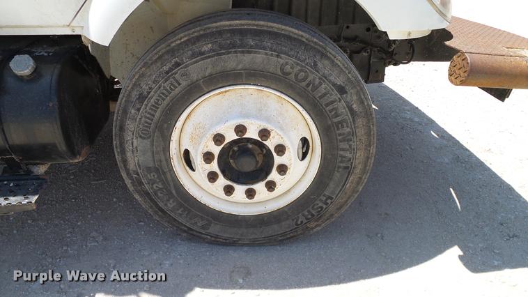 image for item DA6787 2004 International DuraStar 4400 winch truck