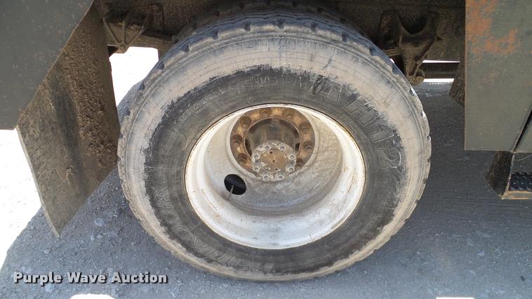 image for item DA6787 2004 International DuraStar 4400 winch truck