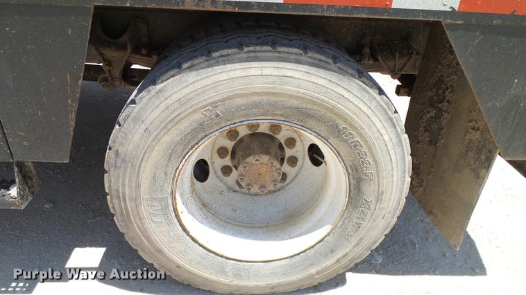 image for item DA6787 2004 International DuraStar 4400 winch truck