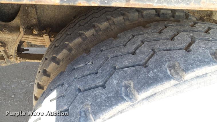 image for item DA6787 2004 International DuraStar 4400 winch truck