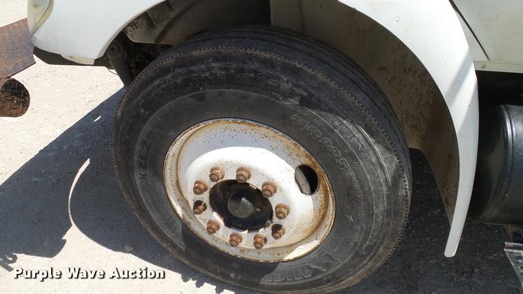 image for item DA6787 2004 International DuraStar 4400 winch truck