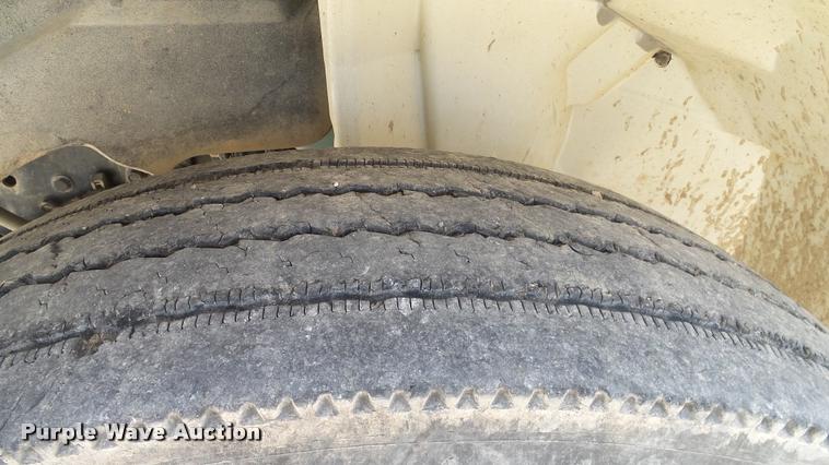 image for item DA6787 2004 International DuraStar 4400 winch truck