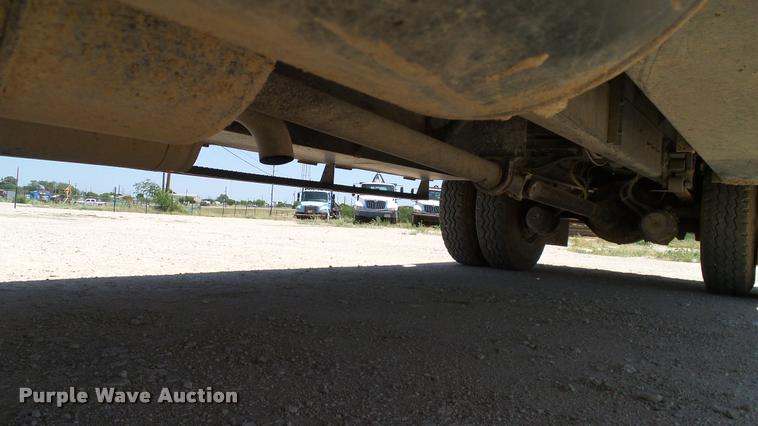 image for item DA6787 2004 International DuraStar 4400 winch truck