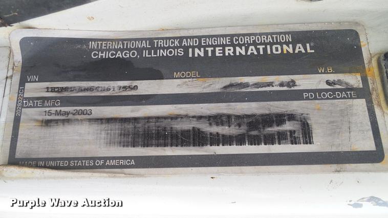 image for item DA6787 2004 International DuraStar 4400 winch truck