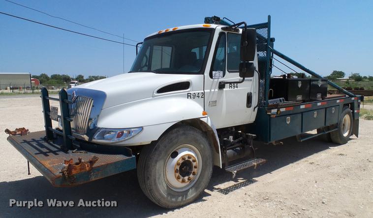 image for item DA6788 2004 International DuraStar 4300 winch truck