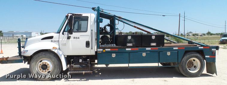 image for item DA6788 2004 International DuraStar 4300 winch truck