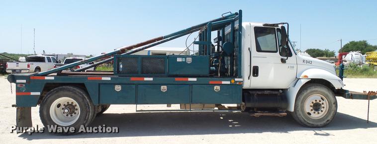 image for item DA6788 2004 International DuraStar 4300 winch truck