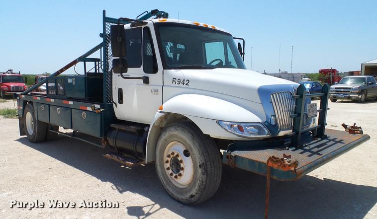 image for item DA6788 2004 International DuraStar 4300 winch truck