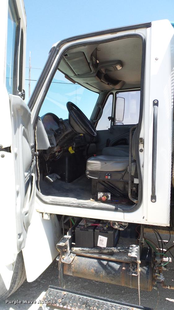 image for item DA6788 2004 International DuraStar 4300 winch truck