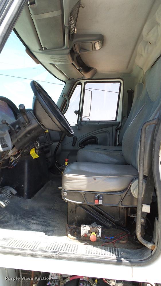 image for item DA6788 2004 International DuraStar 4300 winch truck