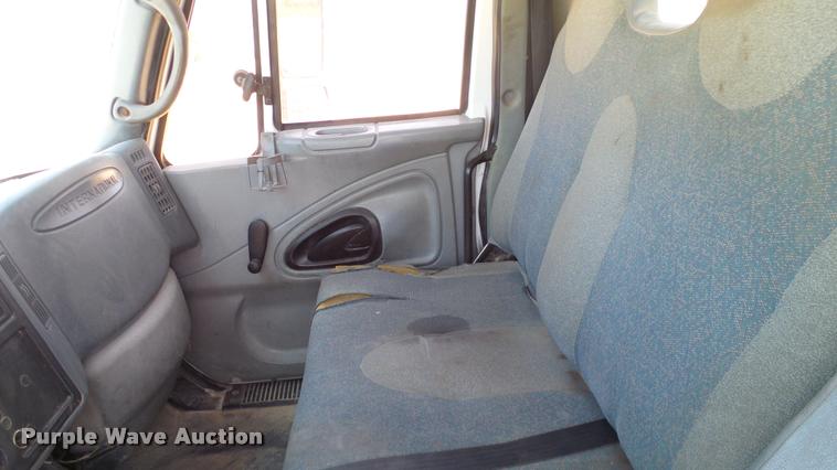 image for item DA6788 2004 International DuraStar 4300 winch truck