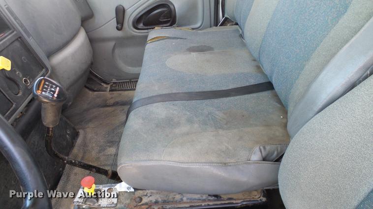 image for item DA6788 2004 International DuraStar 4300 winch truck