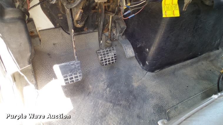 image for item DA6788 2004 International DuraStar 4300 winch truck