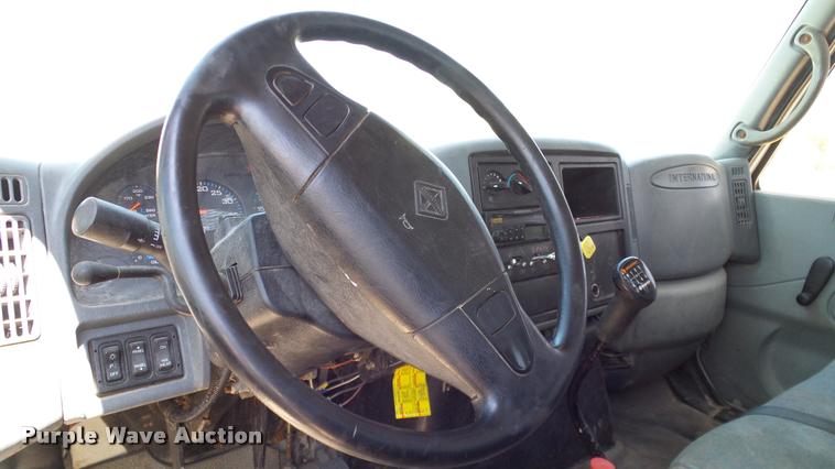 image for item DA6788 2004 International DuraStar 4300 winch truck