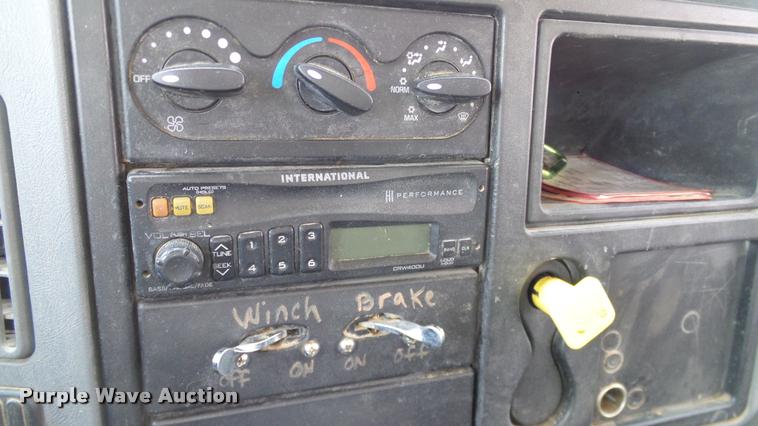 image for item DA6788 2004 International DuraStar 4300 winch truck