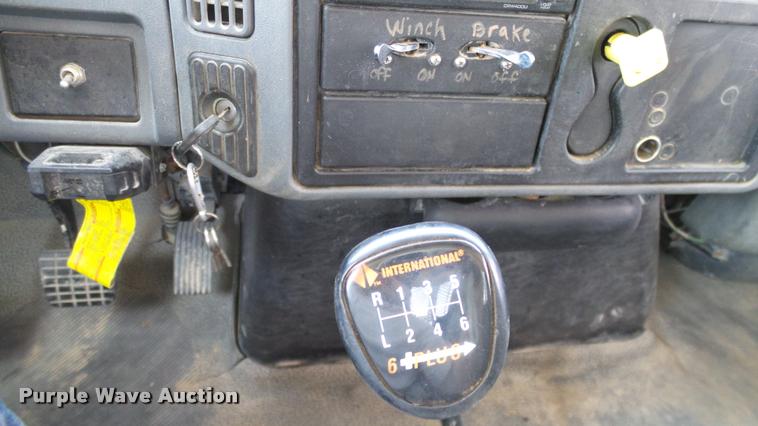 image for item DA6788 2004 International DuraStar 4300 winch truck