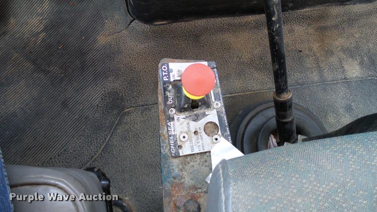 image for item DA6788 2004 International DuraStar 4300 winch truck