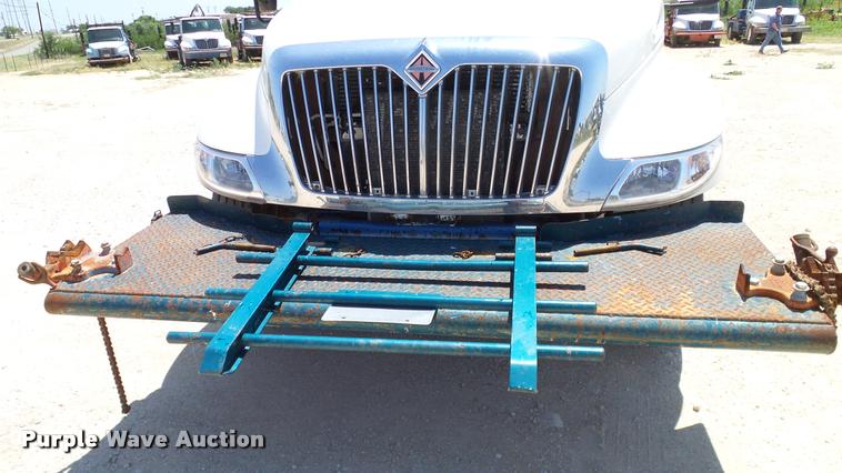 image for item DA6788 2004 International DuraStar 4300 winch truck