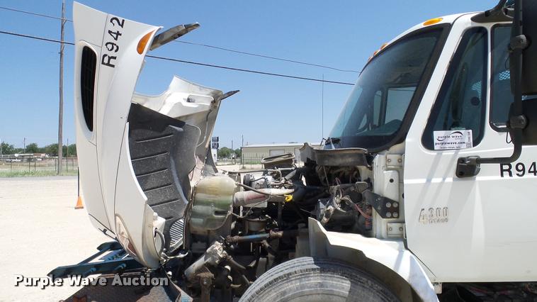 image for item DA6788 2004 International DuraStar 4300 winch truck