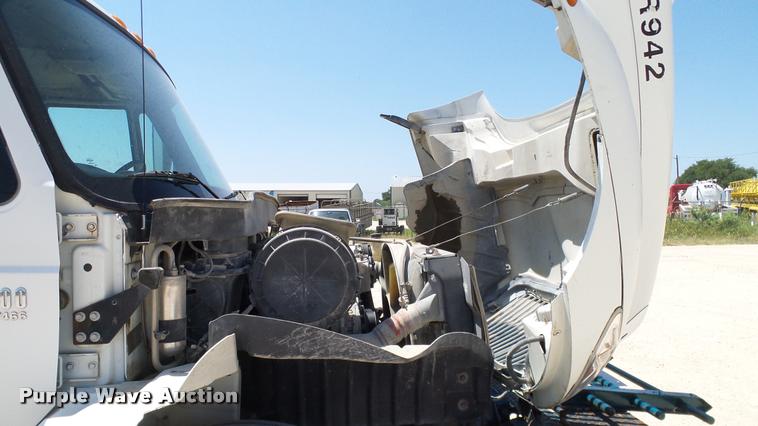 image for item DA6788 2004 International DuraStar 4300 winch truck