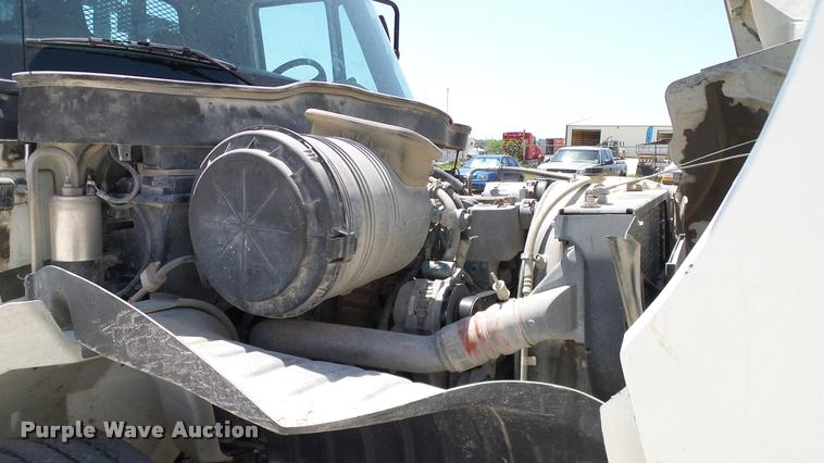 image for item DA6788 2004 International DuraStar 4300 winch truck