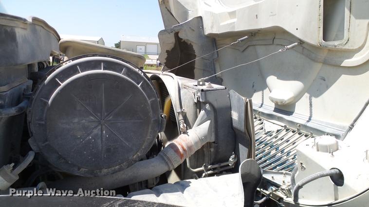 image for item DA6788 2004 International DuraStar 4300 winch truck