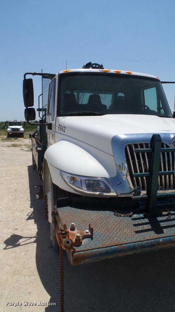 image for item DA6788 2004 International DuraStar 4300 winch truck