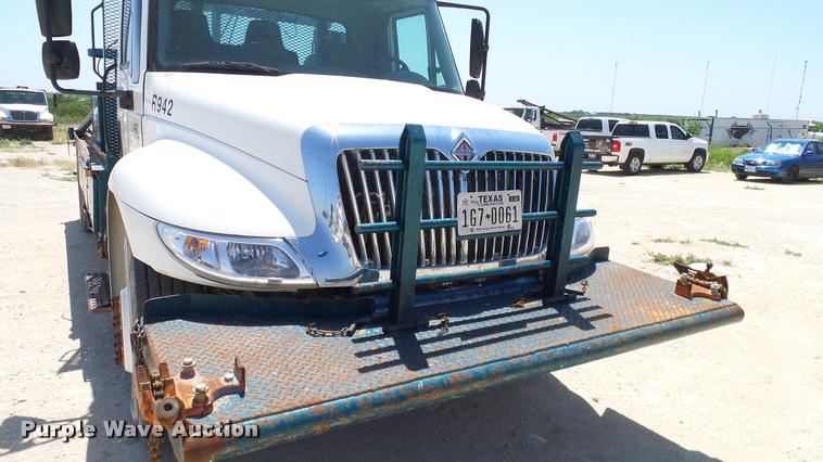 image for item DA6788 2004 International DuraStar 4300 winch truck