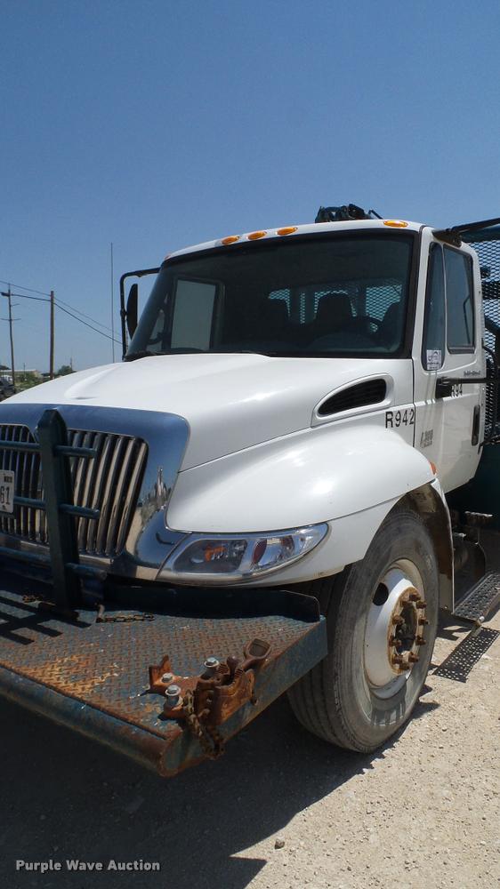 image for item DA6788 2004 International DuraStar 4300 winch truck