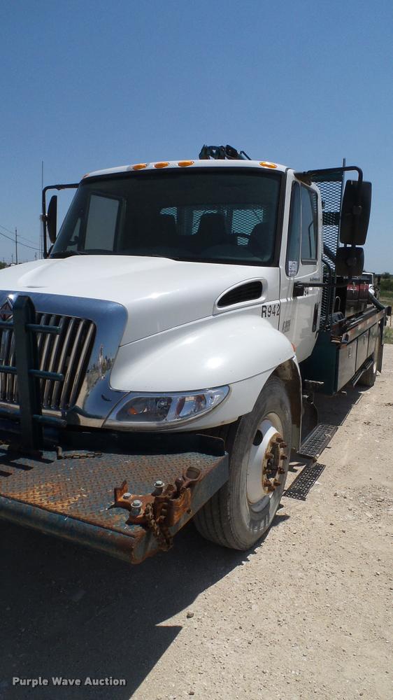 image for item DA6788 2004 International DuraStar 4300 winch truck