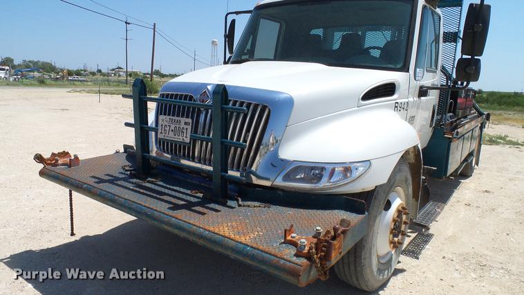 image for item DA6788 2004 International DuraStar 4300 winch truck