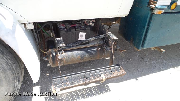 image for item DA6788 2004 International DuraStar 4300 winch truck