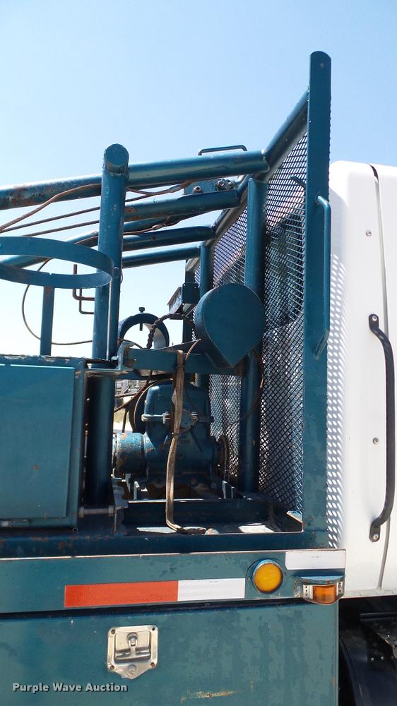 image for item DA6788 2004 International DuraStar 4300 winch truck