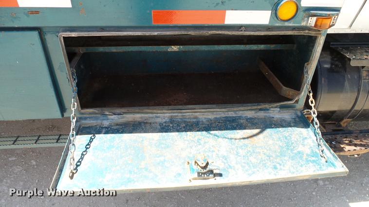 image for item DA6788 2004 International DuraStar 4300 winch truck