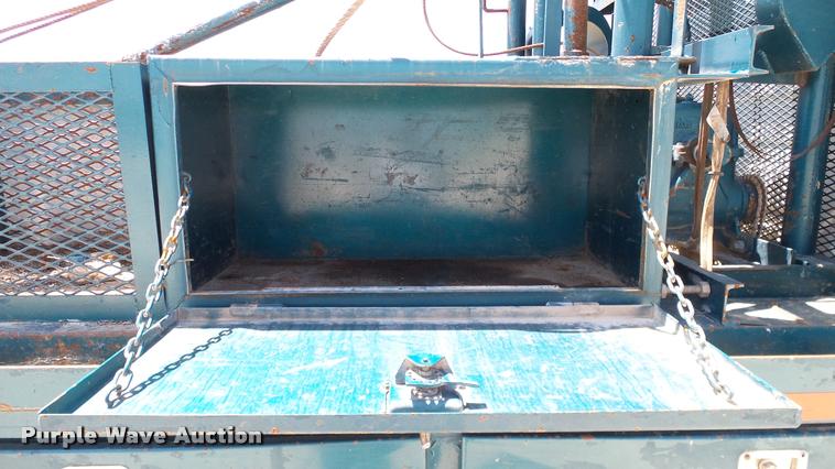 image for item DA6788 2004 International DuraStar 4300 winch truck