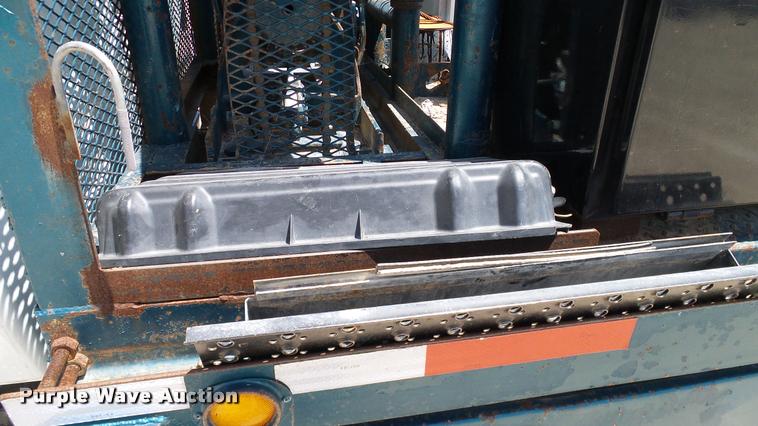 image for item DA6788 2004 International DuraStar 4300 winch truck