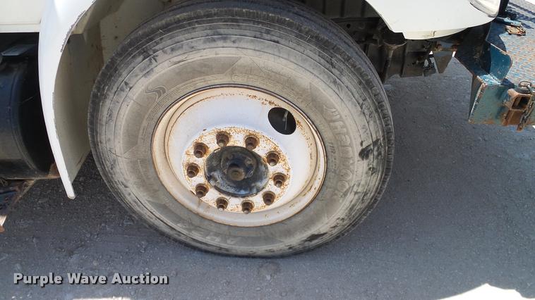 image for item DA6788 2004 International DuraStar 4300 winch truck