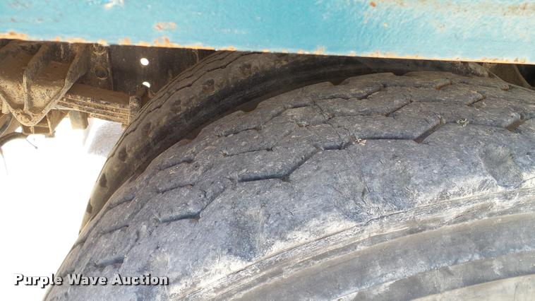 image for item DA6788 2004 International DuraStar 4300 winch truck