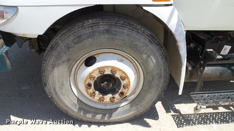 image for item DA6788 2004 International DuraStar 4300 winch truck