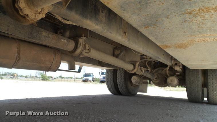 image for item DA6788 2004 International DuraStar 4300 winch truck