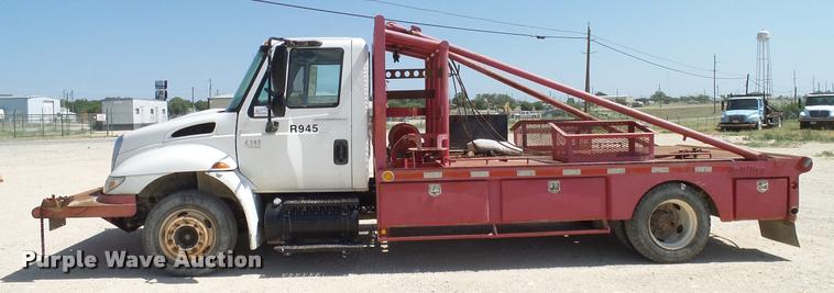 image for item DA6790 2004 International DuraStar 4300 winch truck