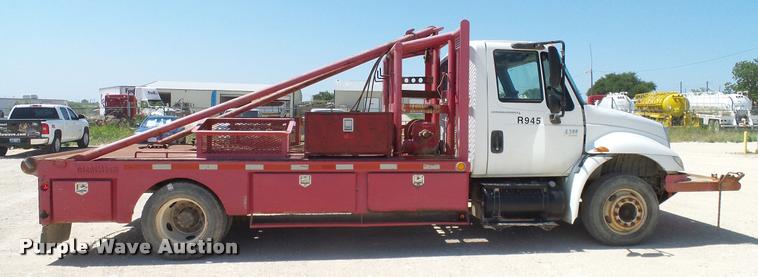 image for item DA6790 2004 International DuraStar 4300 winch truck