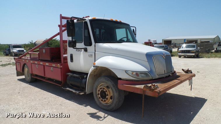 image for item DA6790 2004 International DuraStar 4300 winch truck