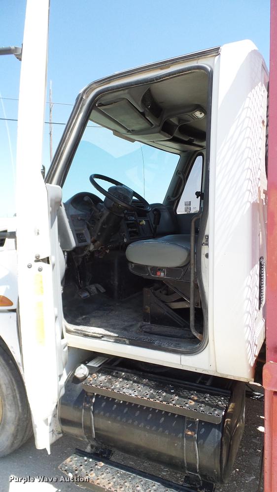 image for item DA6790 2004 International DuraStar 4300 winch truck